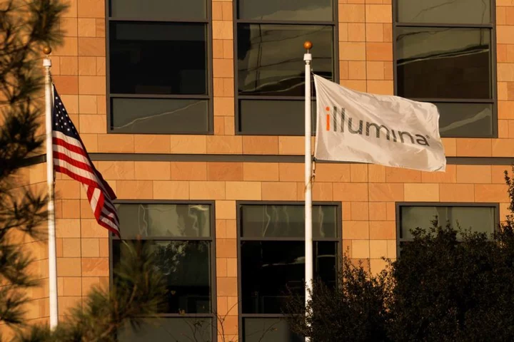 ISS backs one of Icahn's nominees for Illumina