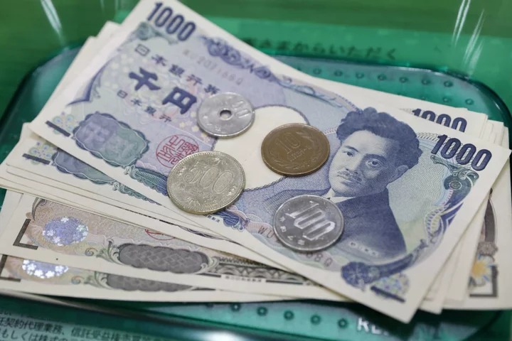 Yen Falls to 7-Month Low as Traders Shift Focus From Fed to BOJ