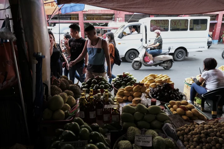 Philippine Inflation May Cool Below 2% in January, Medalla Says