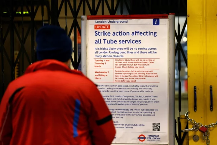 London Tube workers suspend planned strikes