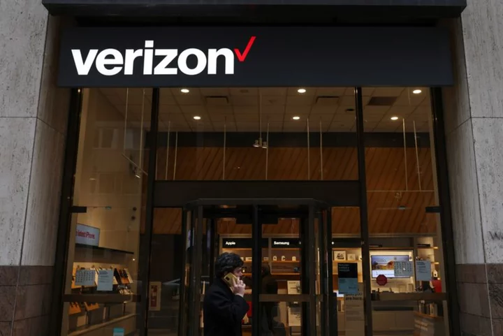 Verizon warns customer service employees of impending layoffs- The Verge